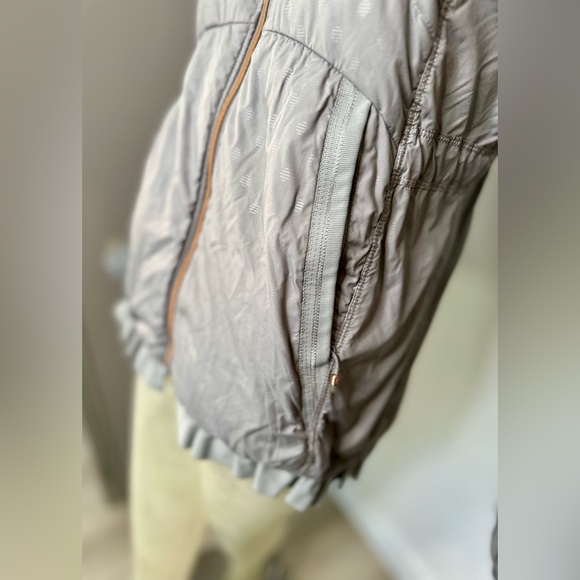 Lulelemon Athletica Grey Goose Down Zip-up Jacket w/ Hood & Ruffle. Size 6 🩶 - Picture 4 of 16